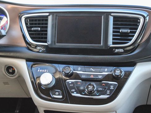 Used 2018 Chrysler Pacifica Touring-L image 13