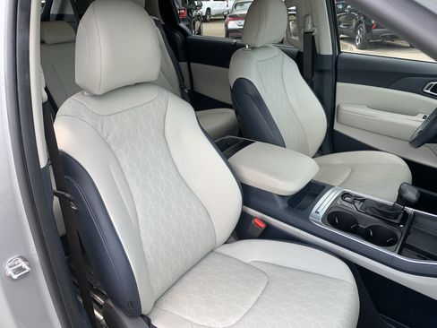 Used 2025 Kia Carnival EX FWD image 44