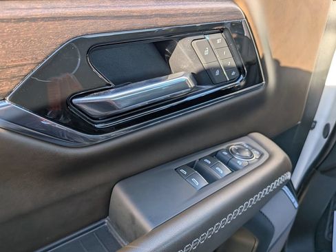 Used 2025 GMC Yukon Denali Ultimate AWD/4WD image 9