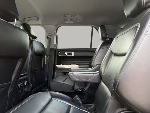 Certified 2022 Ford Explorer XLT w/ Equipment Group 202A RWD image 18