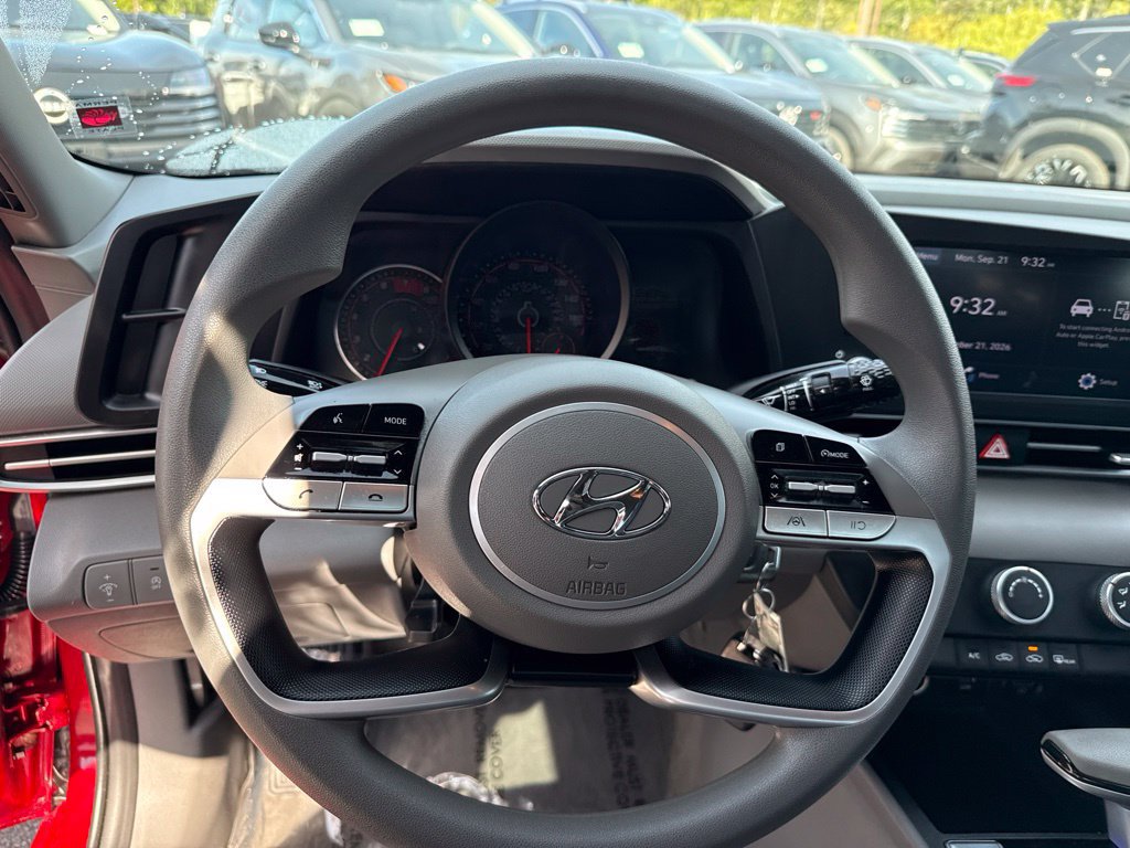 Used 2022 Hyundai Elantra SE FWD image 19