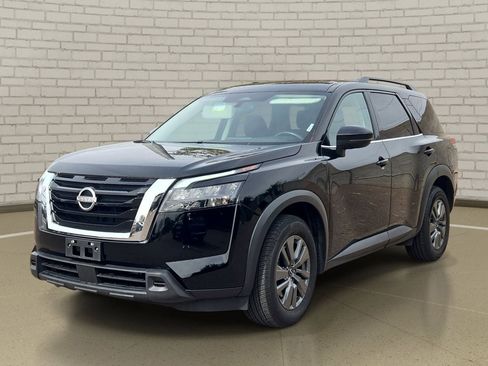 Used 2024 Nissan Pathfinder SV image 1