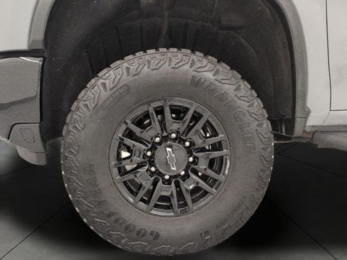 Used 2025 Chevrolet Silverado 2500 ZR2 w/ Technology Package AWD/4WD image 3