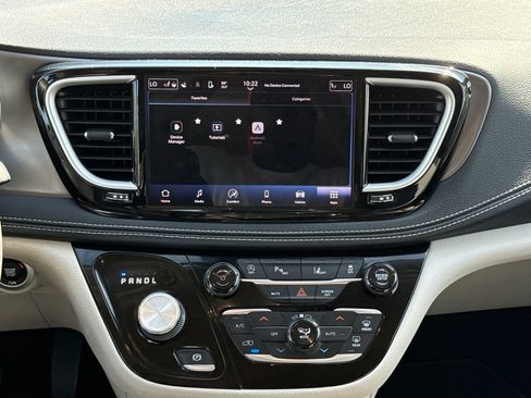 Used 2023 Chrysler Pacifica Touring-L FWD image 12