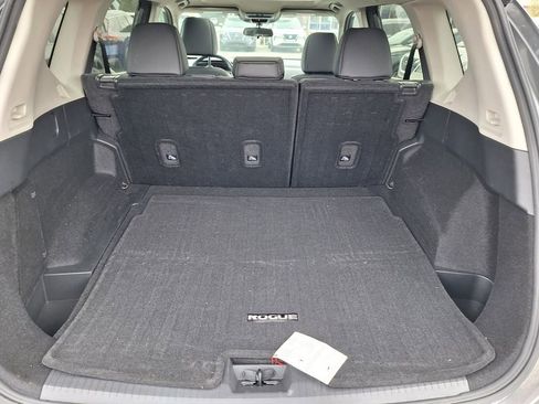 Used 2024 Nissan Rogue SV w/ SV Premium Package image 25