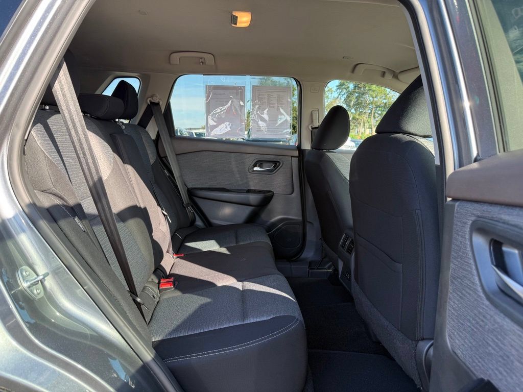 Used 2023 Nissan Rogue SV AWD/4WD image 9