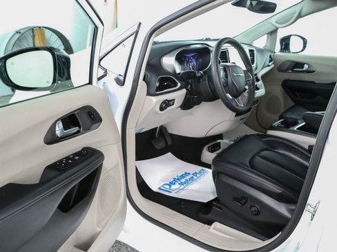 Used 2024 Chrysler Pacifica Touring-L FWD image 3