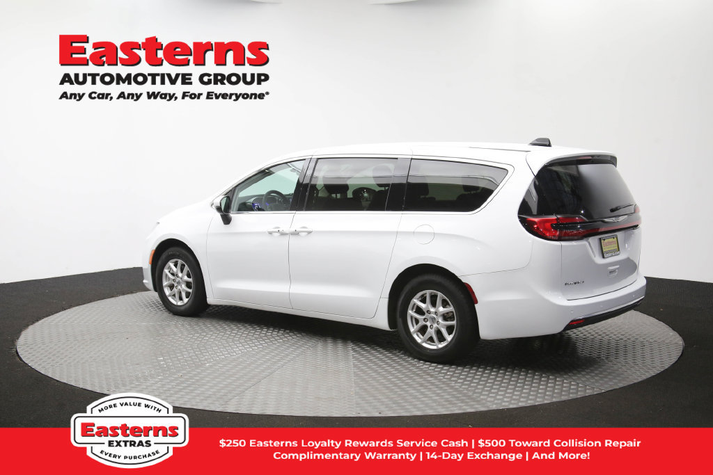Used 2023 Chrysler Pacifica Touring-L FWD image 67