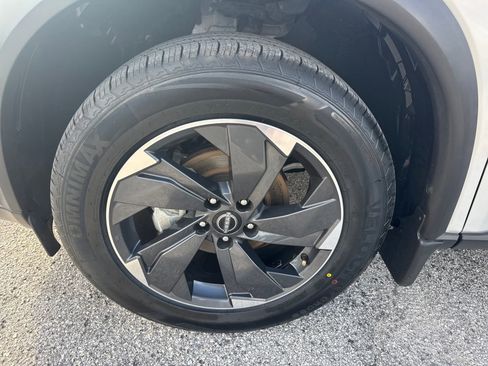 Certified 2025 Nissan Rogue SV FWD image 17