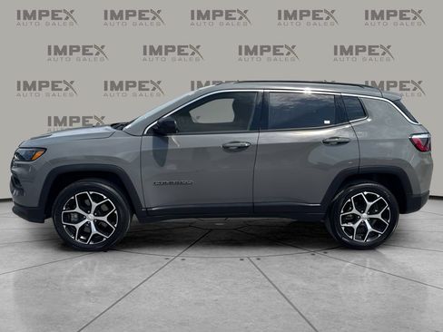 Used 2024 Jeep Compass Latitude AWD/4WD image 2