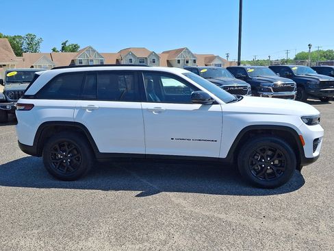 Used 2024 Jeep Grand Cherokee Altitude AWD/4WD image 6