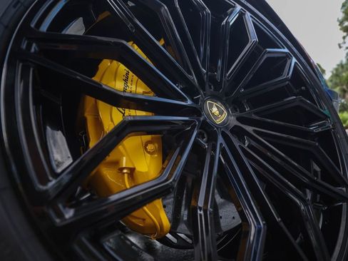 Used 2025 Lamborghini Urus SE AWD/4WD image 14