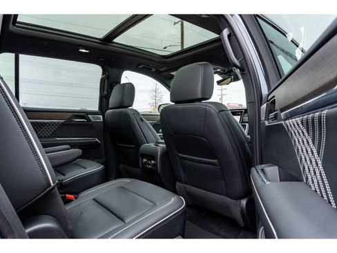 Used 2024 GMC Acadia Denali w/ Super Cruise Package image 17