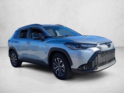 Used 2025 Toyota Corolla Cross SE image 3