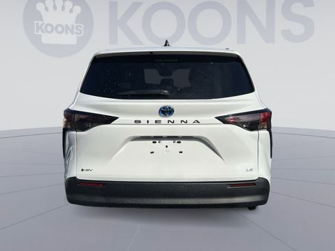 Used 2025 Toyota Sienna LE image 4