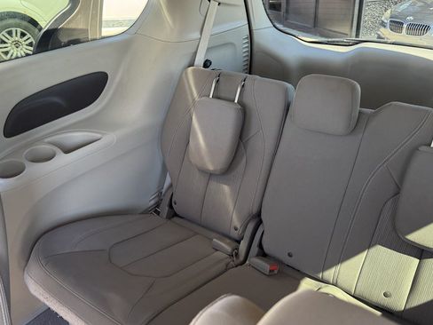 Used 2017 Chrysler Pacifica LX FWD image 24