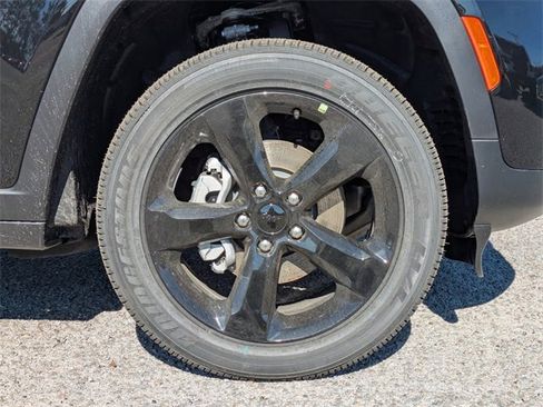 New 2025 Jeep Grand Cherokee Altitude image 9