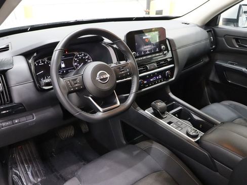 Used 2024 Nissan Pathfinder SV image 23