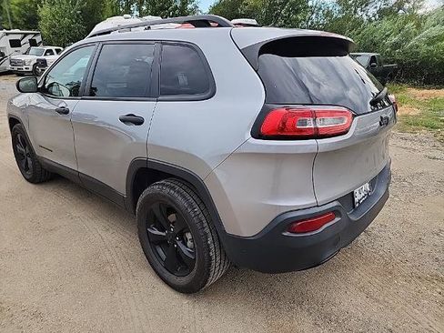 Used 2017 Jeep Cherokee Sport image 3