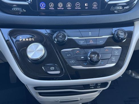 Used 2017 Chrysler Pacifica Touring image 5