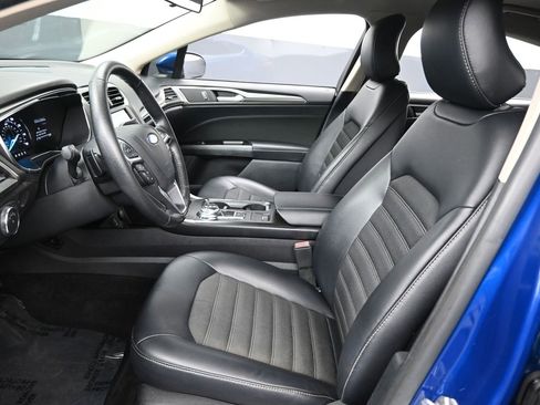 Used 2017 Ford Fusion SE w/ Equipment Group 201A FWD image 9