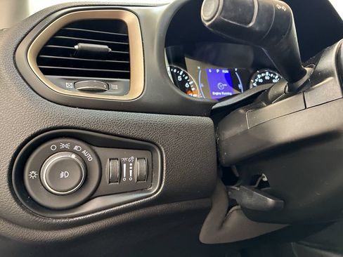 Used 2017 Jeep Renegade Latitude w/ Cold Weather Group AWD/4WD image 20