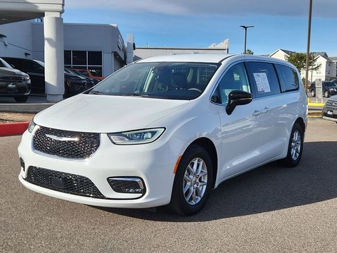 Certified 2024 Chrysler Pacifica Touring-L image 4