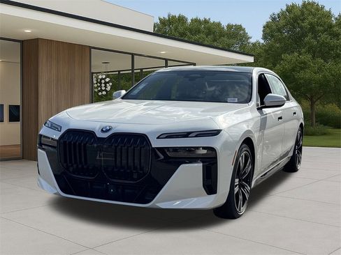 New 2025 BMW 750e xDrive w/ Premium Package image 2