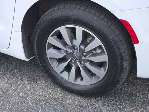 Certified 2024 Chrysler Pacifica Limited FWD image 18
