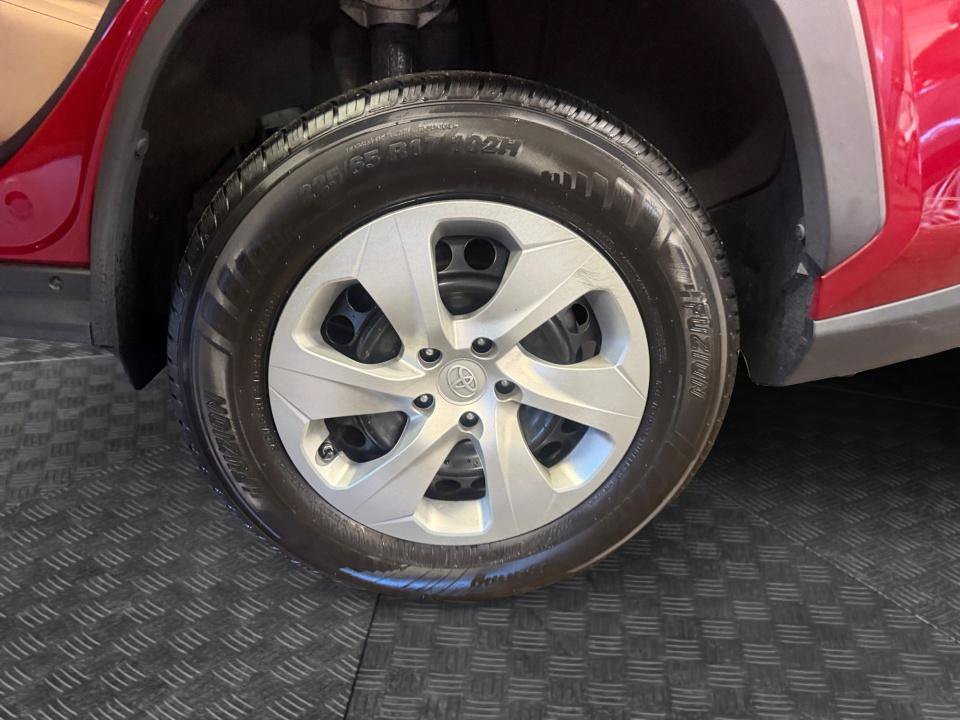 Certified 2021 Toyota RAV4 LE AWD/4WD image 26