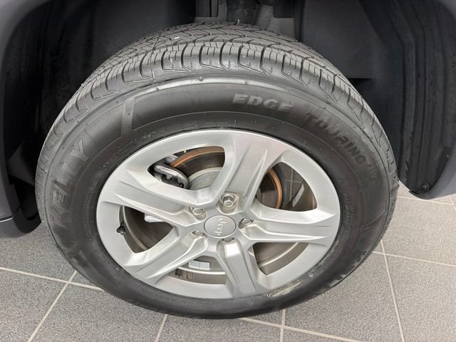 Used 2024 Jeep Compass Latitude AWD/4WD image 5