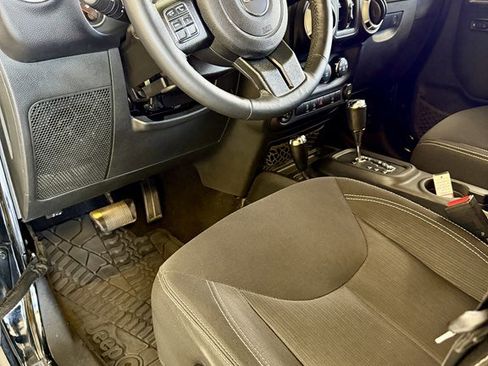 Used 2016 Jeep Wrangler Unlimited Sahara w/ Connectivity Group AWD/4WD image 12