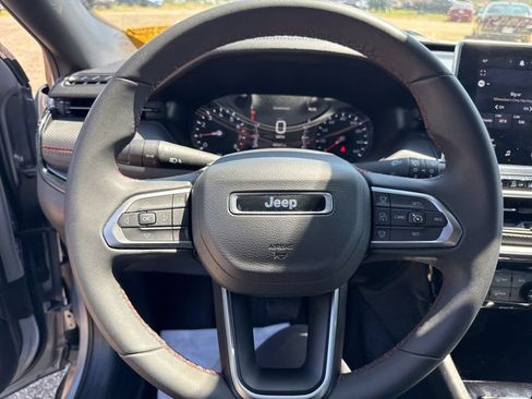 Used 2025 Jeep Compass Trailhawk AWD/4WD image 28