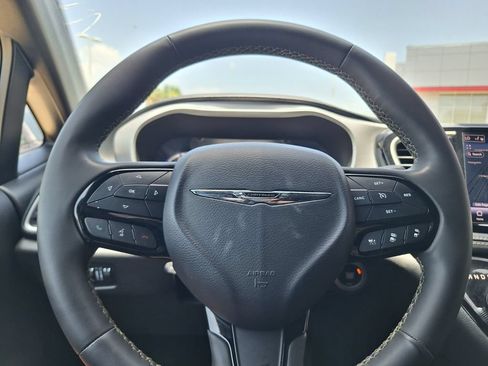 Used 2024 Chrysler Pacifica Limited FWD image 14