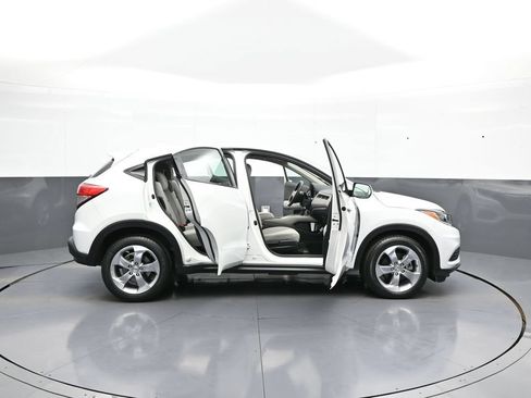 Certified 2022 Honda HR-V LX image 40
