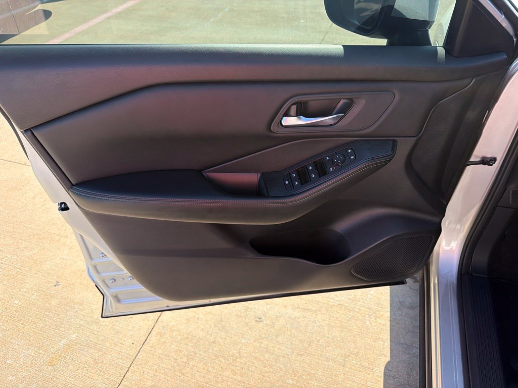 Used 2025 Nissan Rogue SV FWD image 11