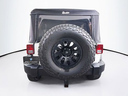 Used 2017 Jeep Wrangler Unlimited Rubicon w/ Cold Weather Group image 6