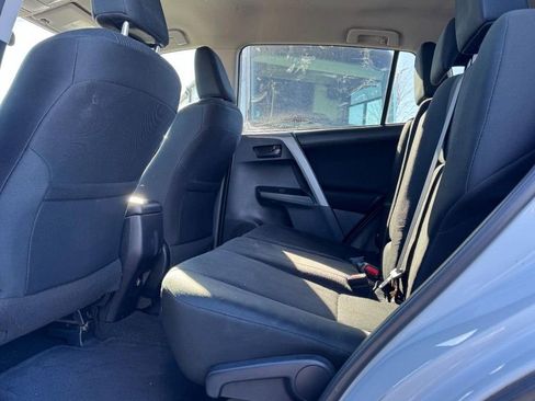 Used 2018 Toyota RAV4 LE image 10