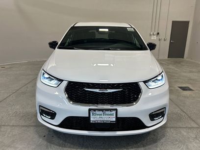 New 2026 Chrysler Pacifica Select