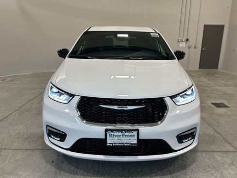 New 2026 Chrysler Pacifica Select image 3