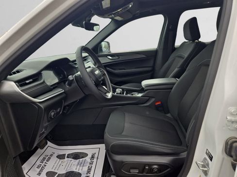 Certified 2025 Jeep Grand Cherokee Laredo X image 9