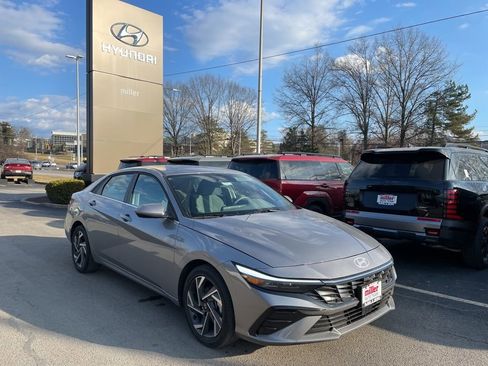 New 2025 Hyundai Elantra SEL image 2