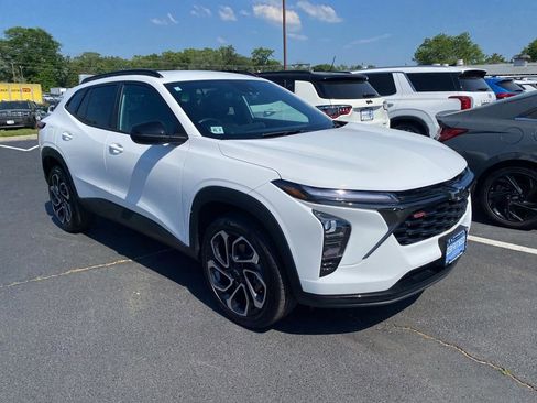 Certified 2024 Chevrolet Trax RS FWD image 1