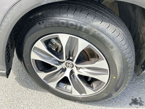 Used 2021 Toyota Highlander XLE image 9