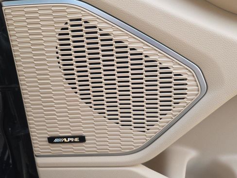 Used 2024 Jeep Grand Cherokee Limited w/ Luxury Tech Group II image 18