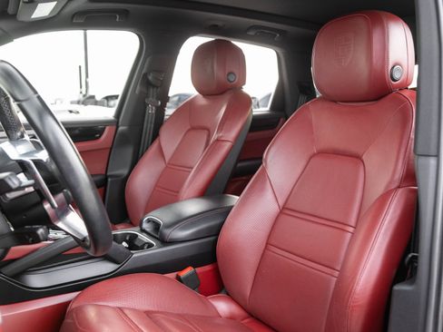 Certified 2023 Porsche Cayenne image 5