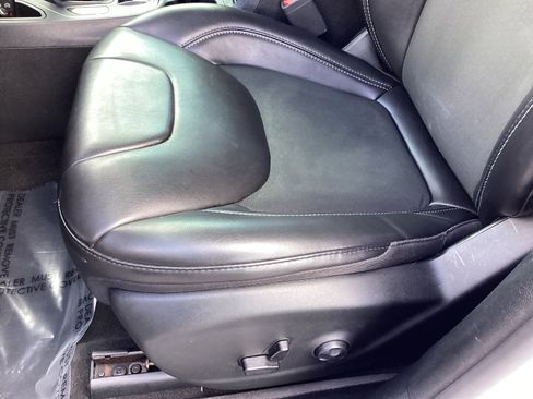 Used 2020 Jeep Cherokee Latitude Plus w/ Cold Weather Group image 12