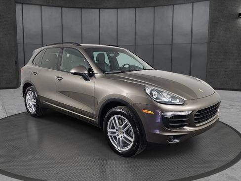Used 2016 Porsche Cayenne AWD/4WD image 3