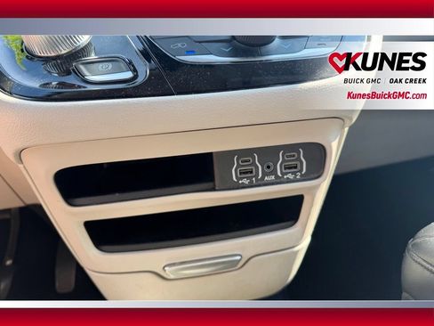 Used 2023 Chrysler Pacifica Touring-L FWD image 23