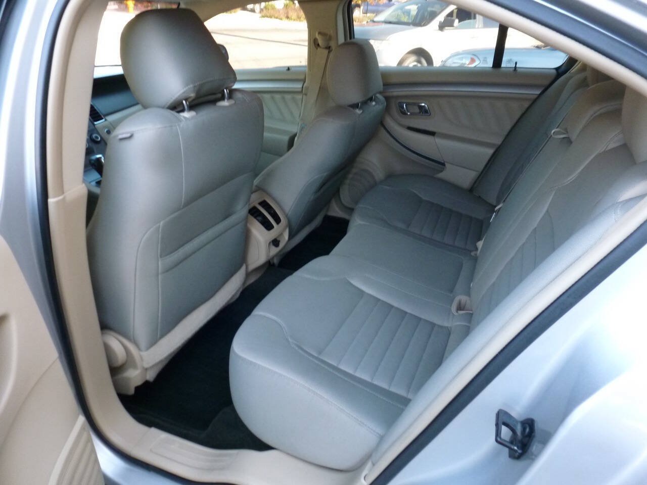 Used 2015 Ford Taurus SE FWD image 10